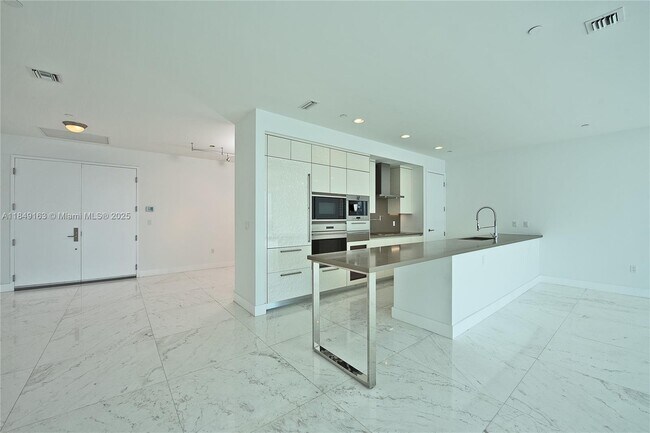Building Photo - 17475 Collins Ave