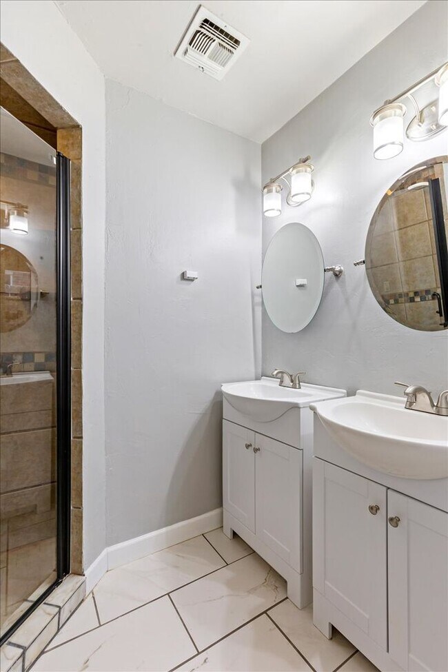 Building Photo - 6815 SW Fenwick- AVAILABLE NOW!