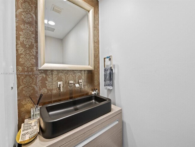 Building Photo - 333 Las Olas Way