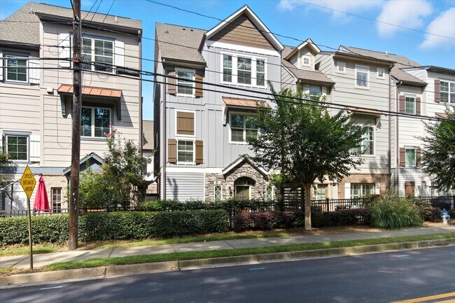 Building Photo - 545 Mirrormont Dr