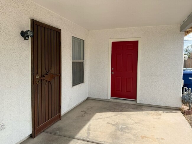 Building Photo - Charming three bedroom - two bathroom GREA...