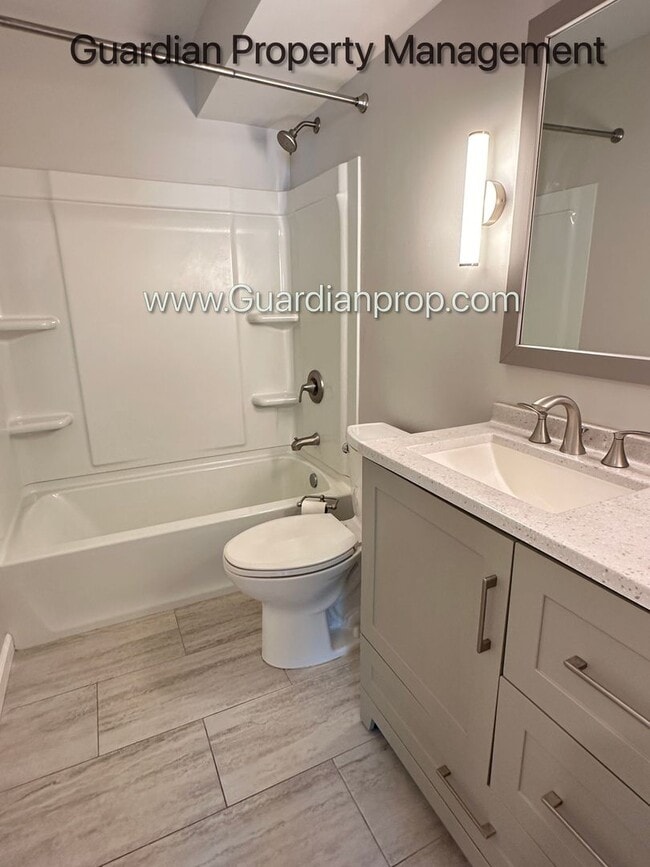 Building Photo - Champlin 3 Bedroom, Excellent Condition, AC, Garage Available, Balcony, Heat Paid