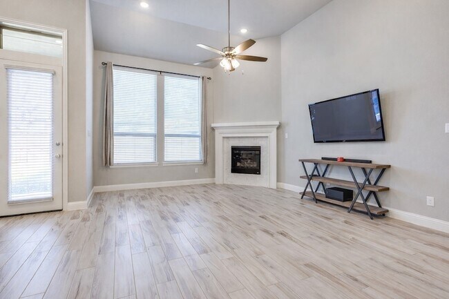 Building Photo - 905 Lady Bird Dr