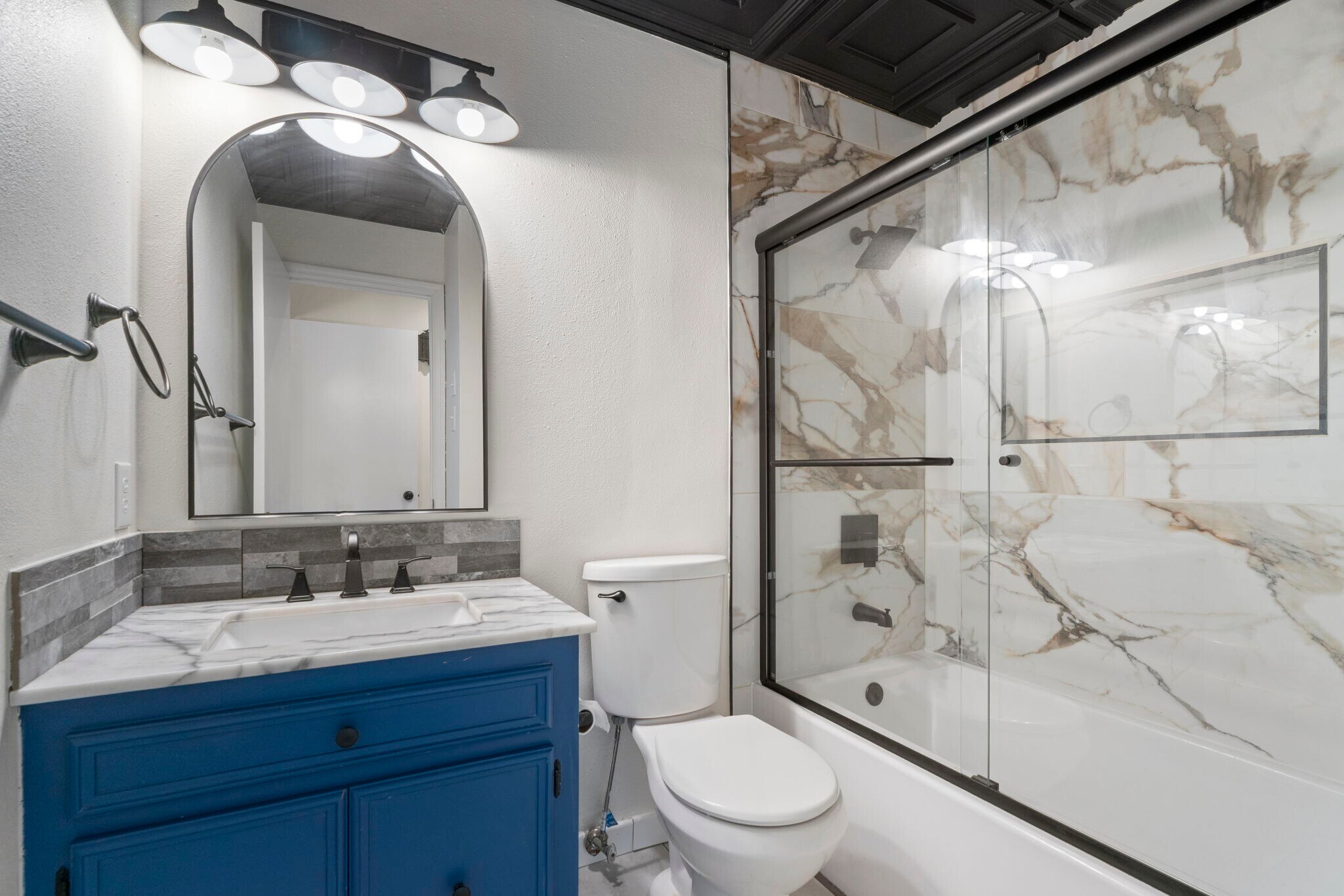 2nd Upstairs bathroom - 11220 Bainbridge Dr