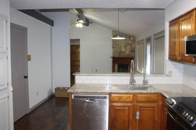 Building Photo - 915 W Lovers Ln