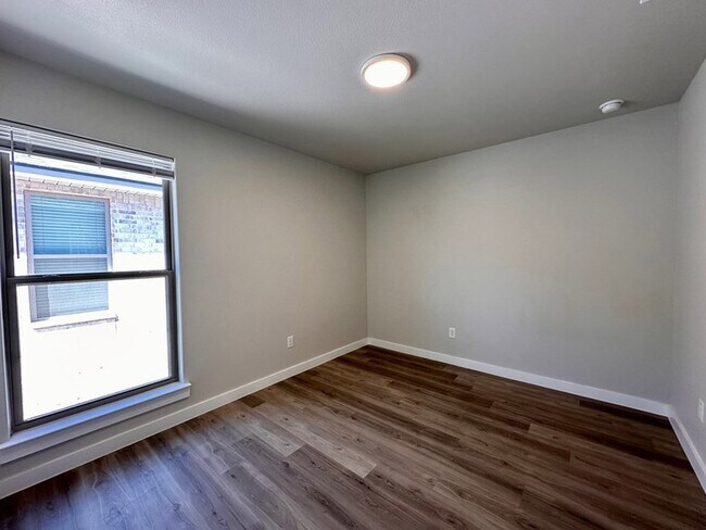 Building Photo - 5817 Settler Ave