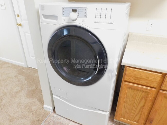 Building Photo - 2300 Willow Rd