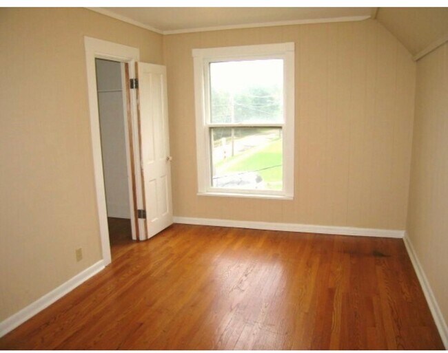 Building Photo - 316 N Van Buren St