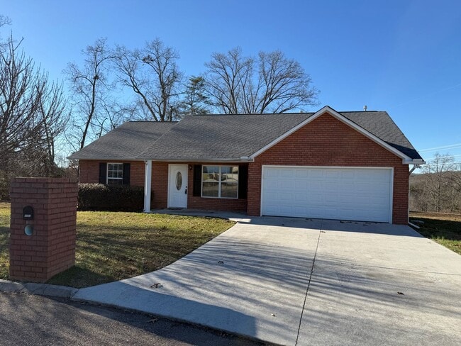 Building Photo - Great Home in Convenient Halls Location