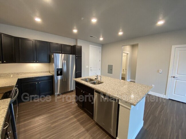 Building Photo - 981 S Sable Blvd