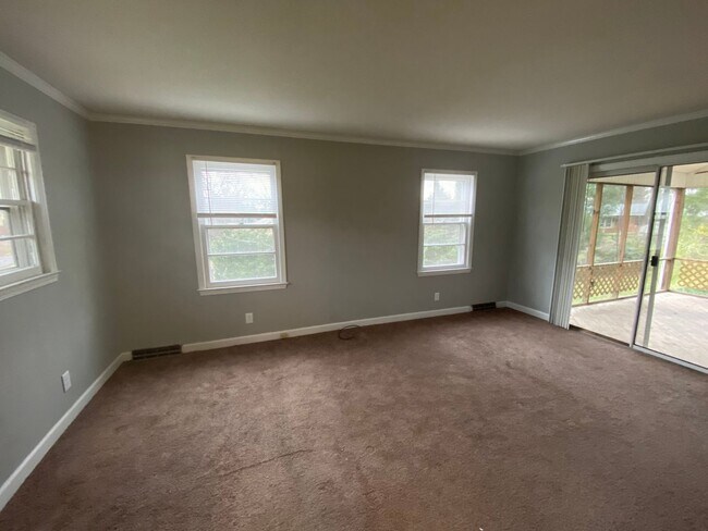 Building Photo - MOVE-IN READY!