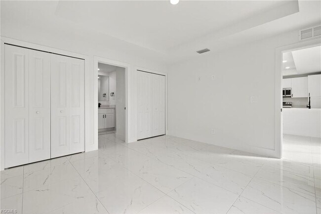 Building Photo - 1108 Eauclaire St E