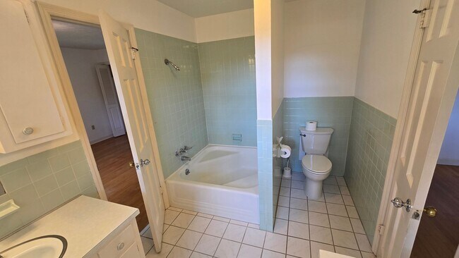 Building Photo - 4 Bed/2.5 Bath Brick Home - Kingsport TN