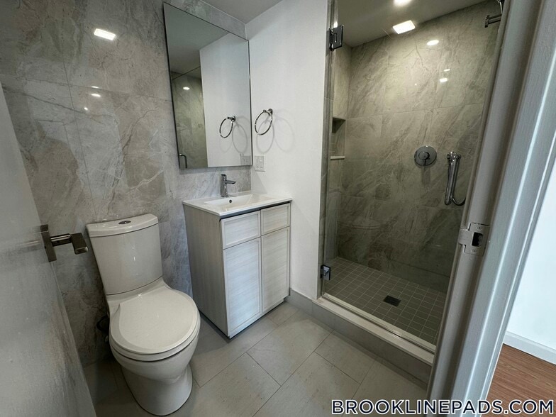 Building Photo - 1243 Beacon St