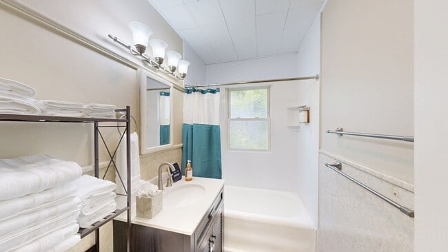 Building Photo - 128 1/2 Elm Street-SI ID1380181P