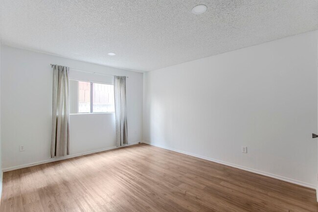 Building Photo - Chatsworth Rent This Now