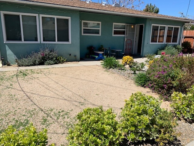Eco-friendly front yard - 2115 Marengo Ave