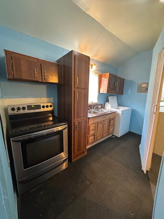 Building Photo - Cute 3 Bedroom Home