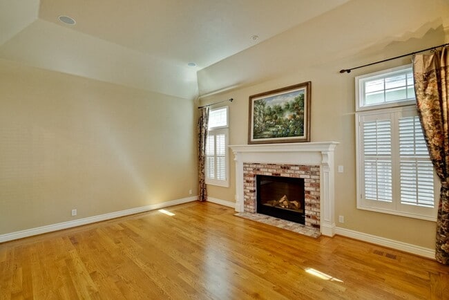 Building Photo - Stunning two-story spacious home on tranquil tree-lined street.