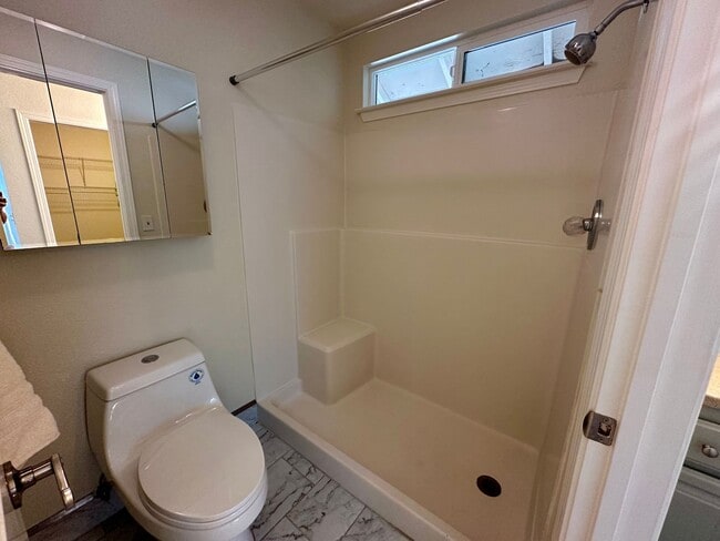 Building Photo - Nice 3 bedroom, 2 bath Home located in his...