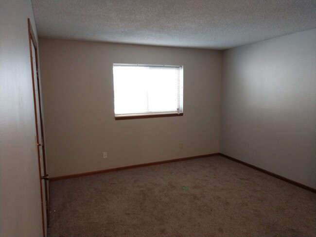 Building Photo - 4 Bedroom Apartment in Central MHK - Near ...