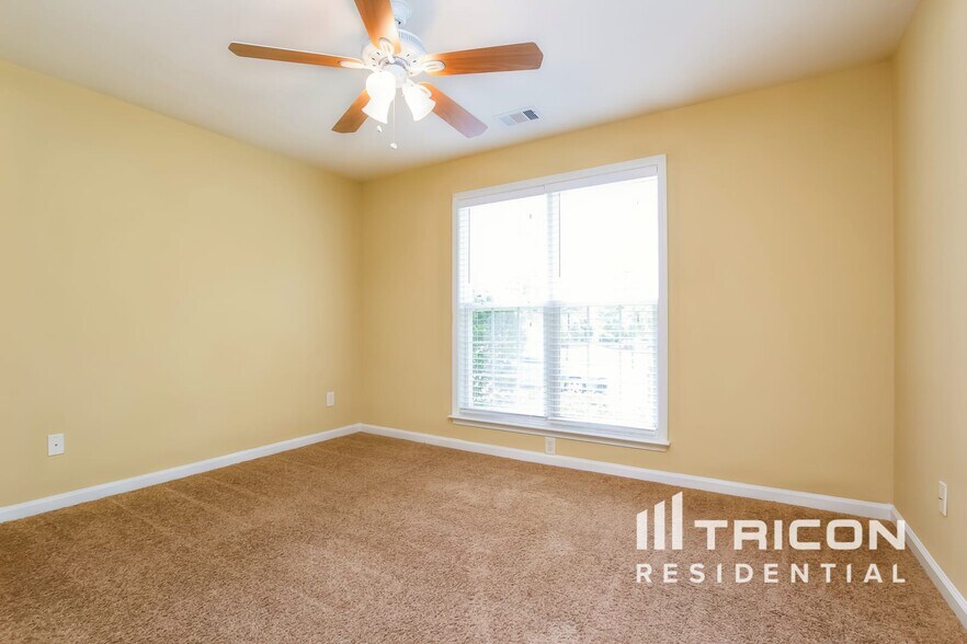 Building Photo - 6610 Waveland Dr