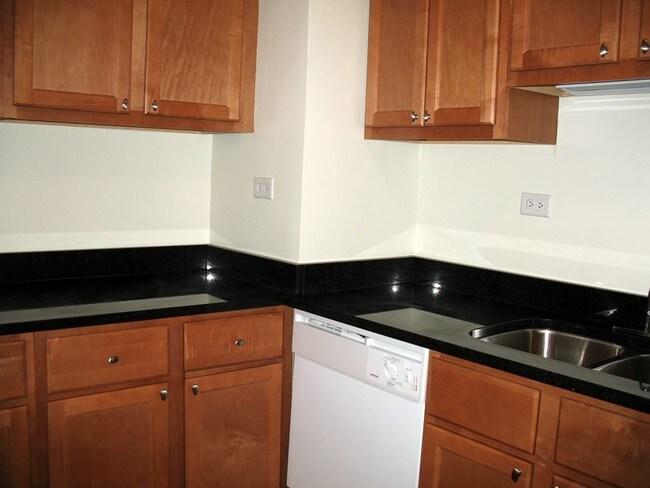 Interior Photo - 921-929 W Oakdale Ave
