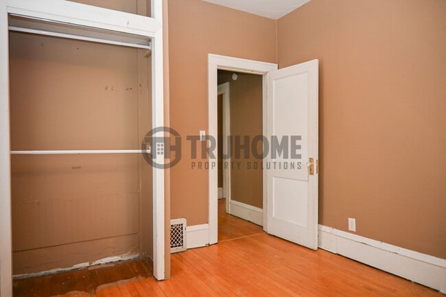 Building Photo - Large 3 Bedroom 2 Bath House w/Fenced in Yard and 2 Stall Garage!