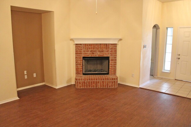 Building Photo - 4 Bedroom 2 Bath home for Lease