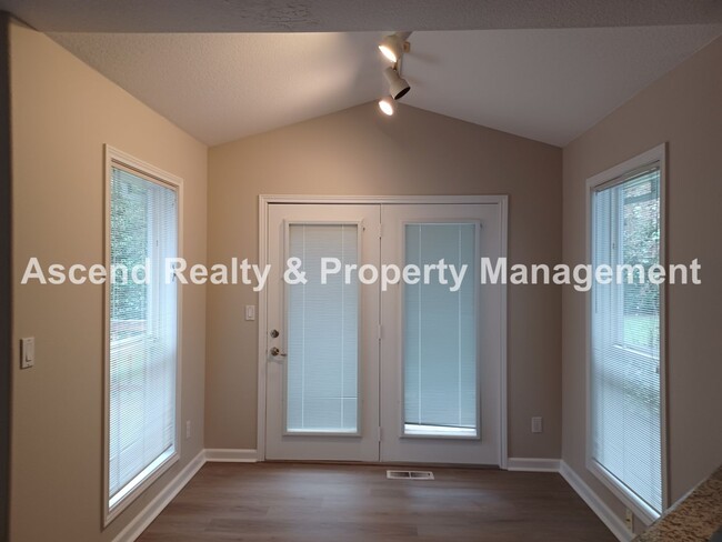 Building Photo - Gorgeous Updated Murrayhill Area 4 Bed on ...