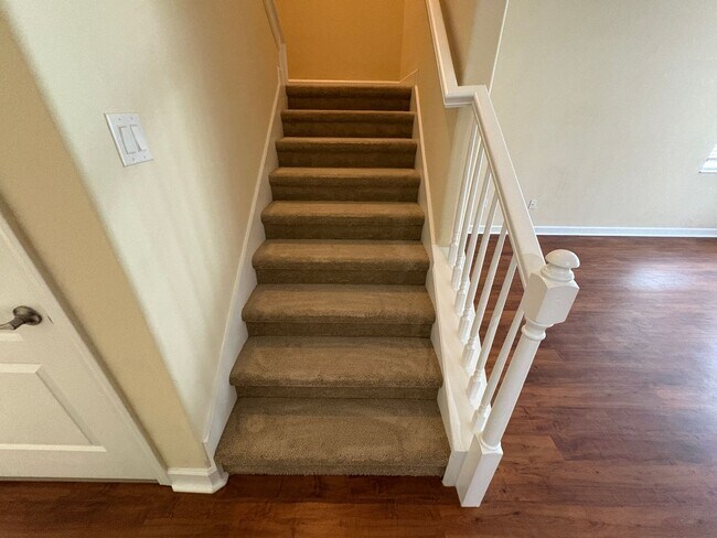 Building Photo - 6 BEDROOM + LOFT, 3 BATH HOME INDEPENDENCE...