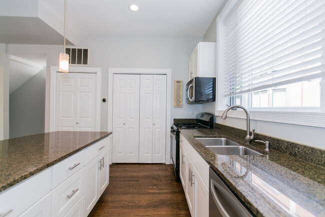 Building Photo - 2005 N Hoyne Ave