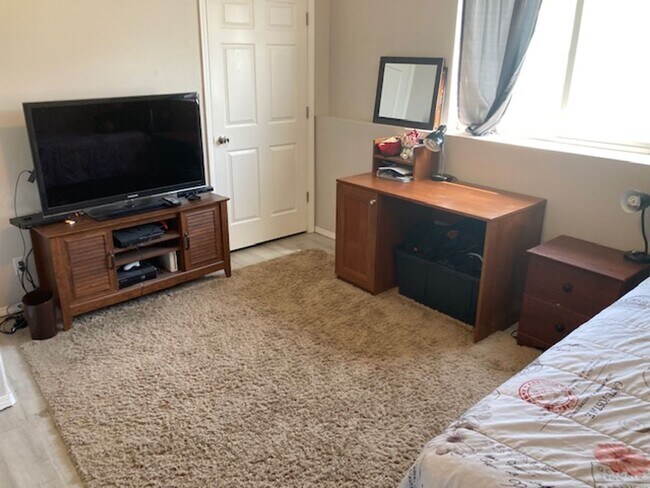 Building Photo - Lovely tri-level 4 bedroom 2 bath home in ...