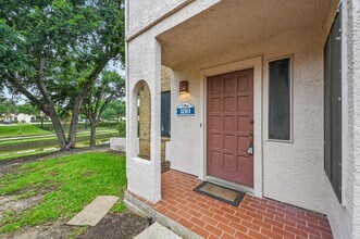 Building Photo - Beautiful 3 Bedroom Condo Overlooking The Canal!