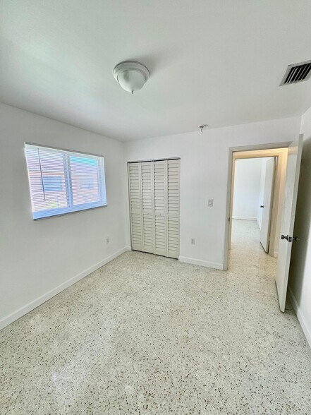 Building Photo - 627 W 17th St