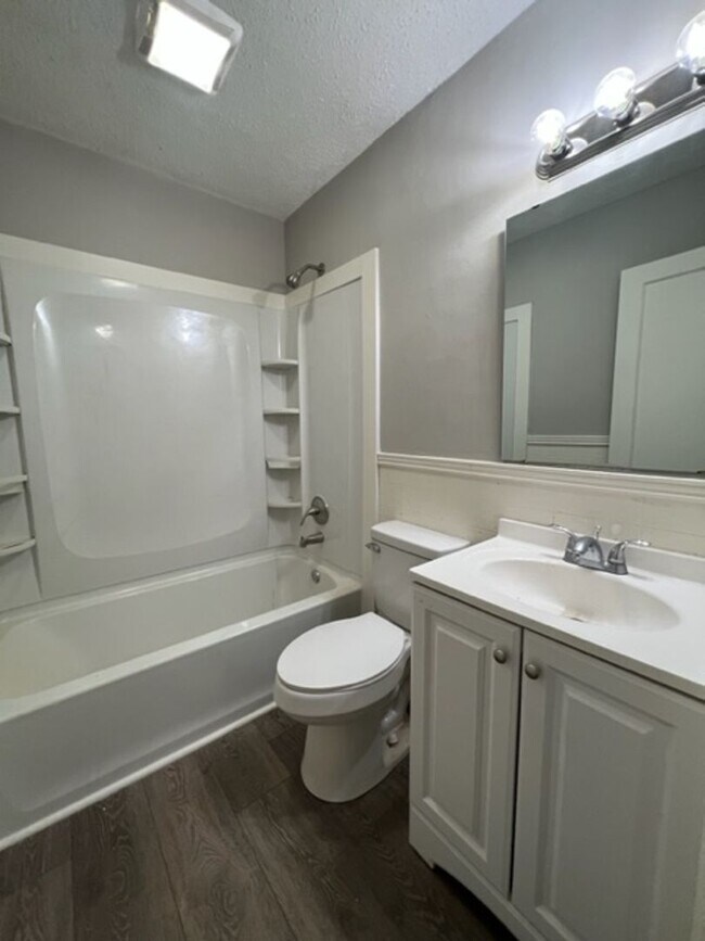 Building Photo - Tons of curb appeal! Close to downtown Spa...