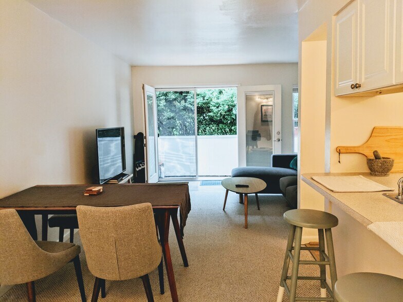 Building Photo - 1111 Maxwell Ave #123