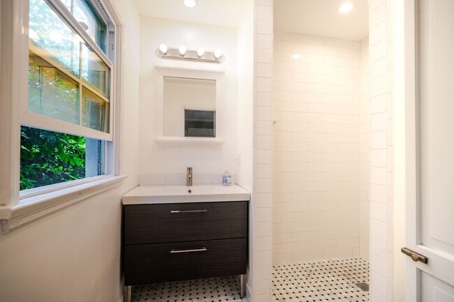 Building Photo - 1321 Hayworth Ave