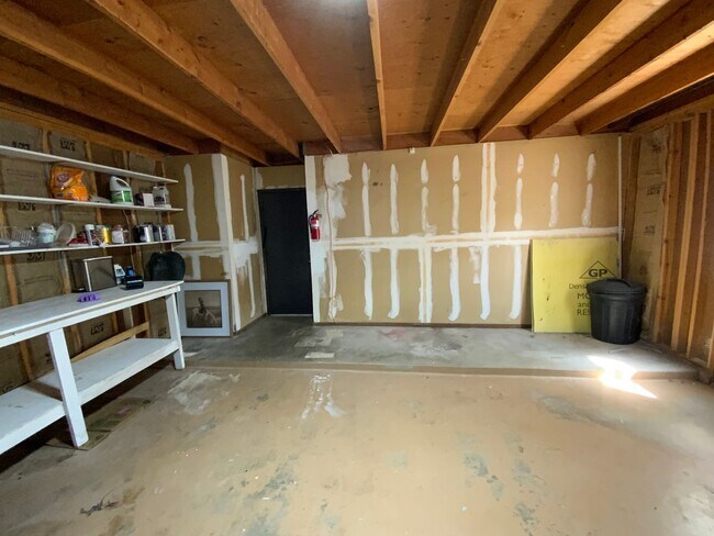 Building Photo - 3 Bedroom Single Story Home Available Near...