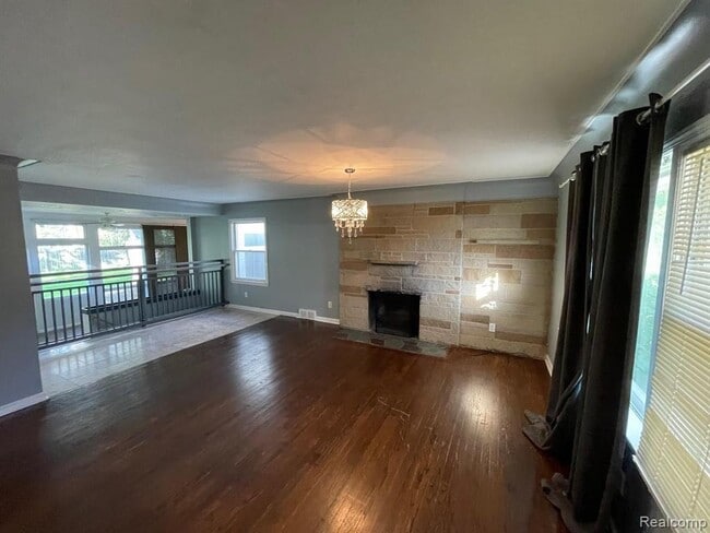 Building Photo - 1749 E Maple Rd