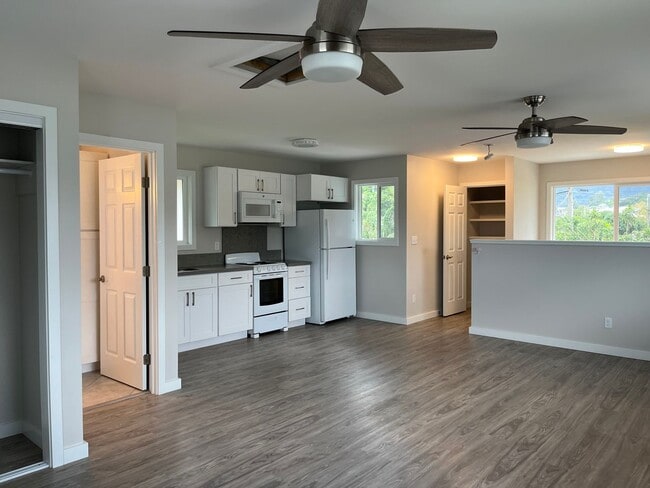 Building Photo - Kaneohe Area - Studio with 1 parking - Avail now!