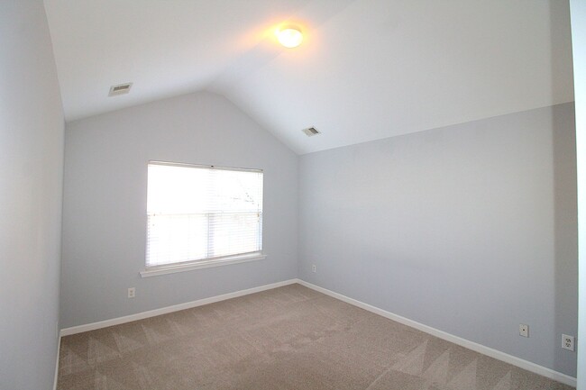 Building Photo - Move-in Ready Townhome!!