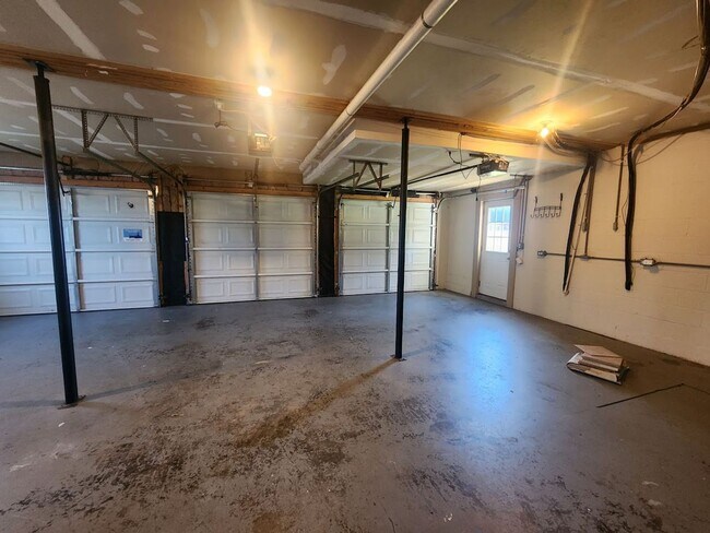 Building Photo - $2500 - 5 Bedrooms 3 Baths + Bonus Room