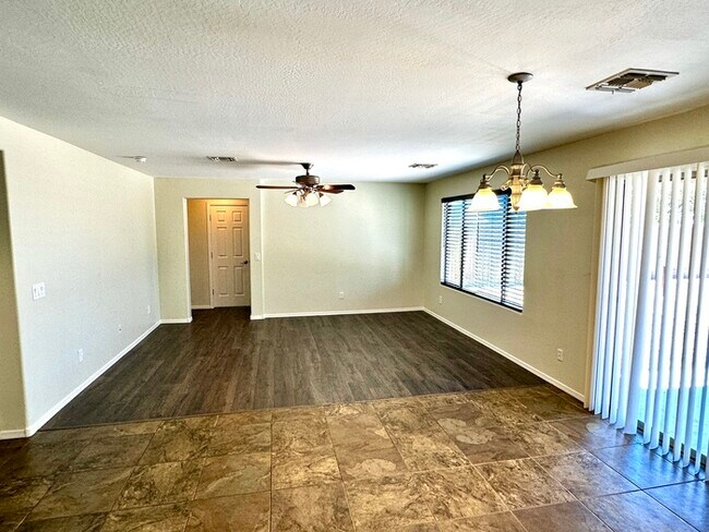 Building Photo - 5 Bedroom Martin Valley