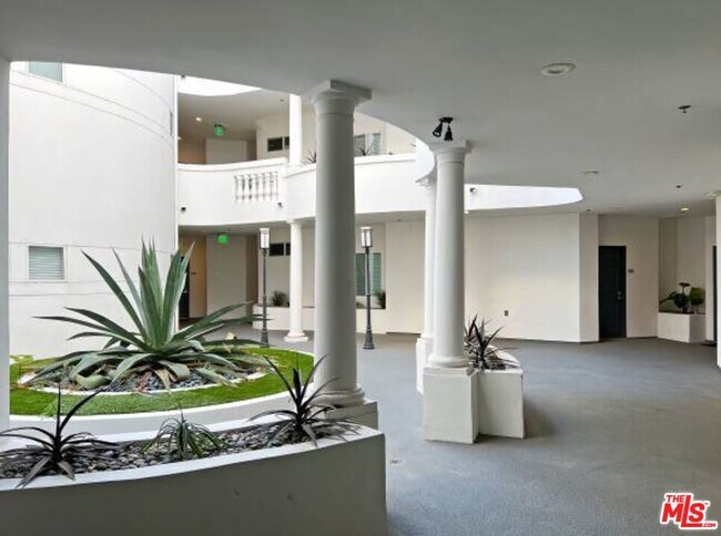 Building Photo - 12712 Moorpark St