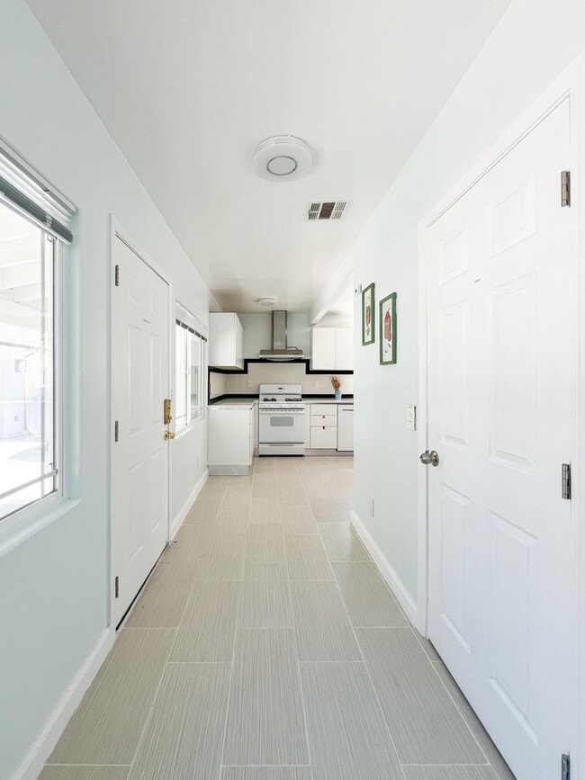 Building Photo - Charming Stand-Alone Home