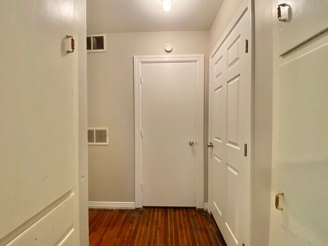 Building Photo - PRE LEASING NOW - AVAILABLE 7/14