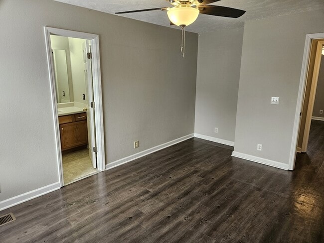 Building Photo - 2015 Bradyville Pike