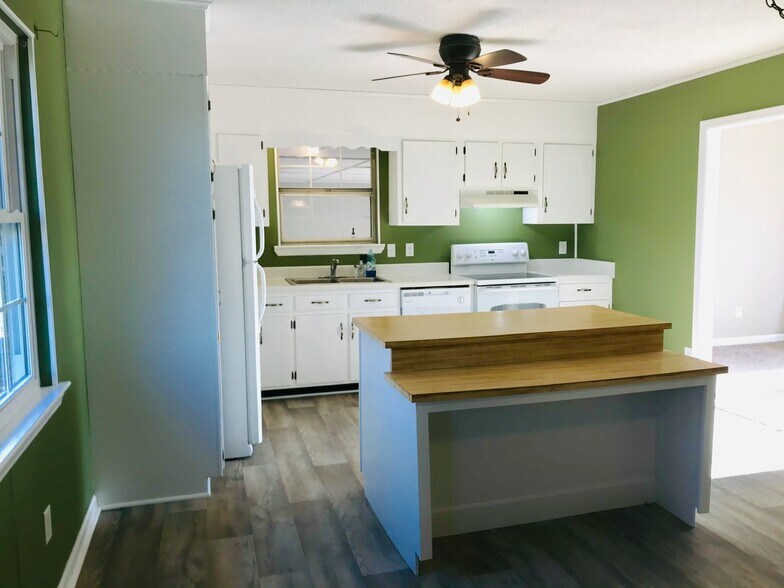 Kitchen - 9225 Amos Rd