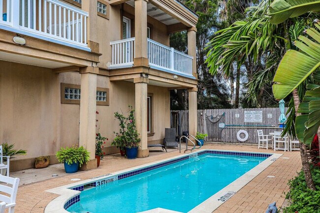 Building Photo - 117 E Lantana St